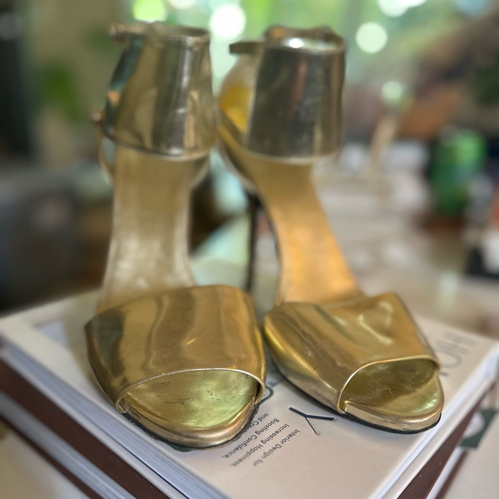 Gucci Gold Heels Elegant Open-Toe Design
